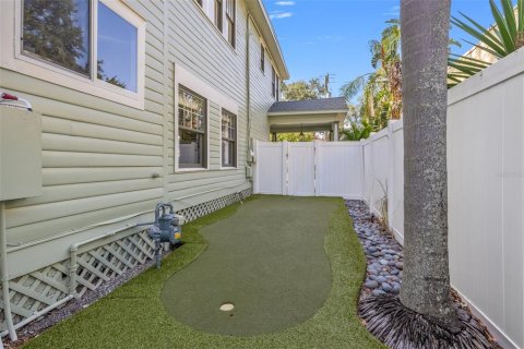House in Tampa, Florida 3 bedrooms, 252.69 sq.m. № 1775423 - photo 28