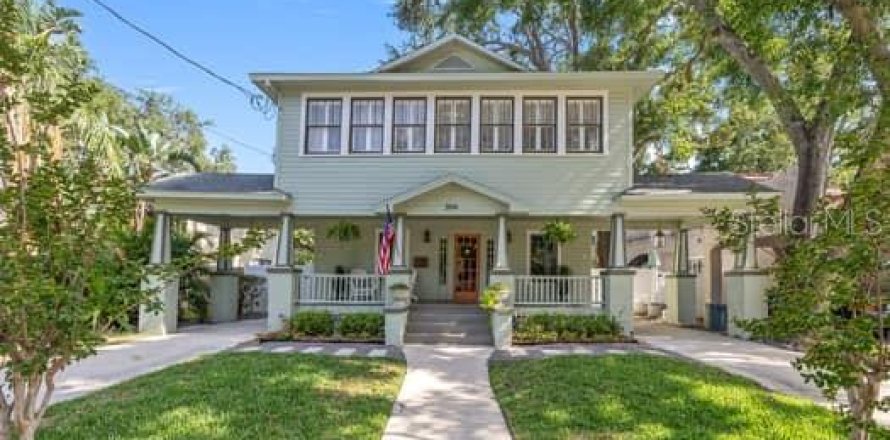 House in Tampa, Florida 3 bedrooms, 252.69 sq.m. № 1775423