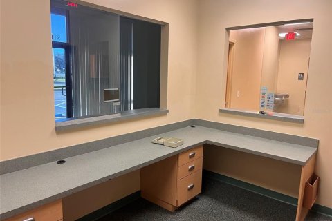Propiedad comercial en alquiler en Winter Haven, Florida, 222.97 m2 № 224395 - foto 12