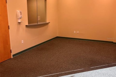 Propiedad comercial en alquiler en Winter Haven, Florida, 222.97 m2 № 224395 - foto 8
