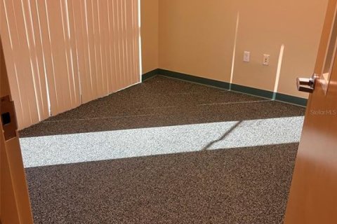Propiedad comercial en alquiler en Winter Haven, Florida, 222.97 m2 № 224395 - foto 3