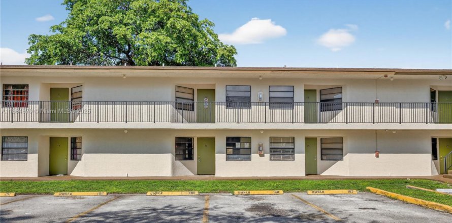 Condominio en Tamarac, Florida, 2 dormitorios  № 2034287