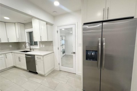 House in Sarasota, Florida 2 bedrooms, 119.94 sq.m. № 1899427 - photo 8