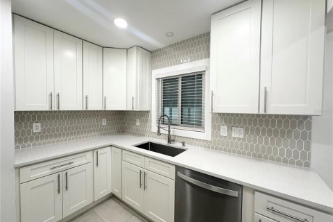 House in Sarasota, Florida 2 bedrooms, 119.94 sq.m. № 1899427 - photo 10