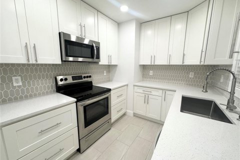 House in Sarasota, Florida 2 bedrooms, 119.94 sq.m. № 1899427 - photo 11