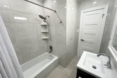 House in Sarasota, Florida 2 bedrooms, 119.94 sq.m. № 1899427 - photo 15
