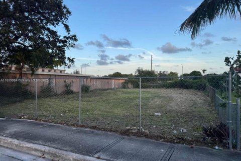Propiedad comercial en venta en Opa-locka, Florida № 2022153 - foto 4