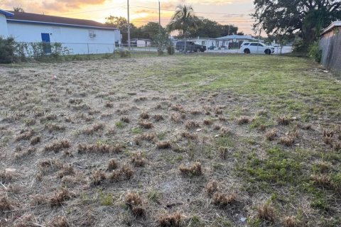 Propiedad comercial en venta en Opa-locka, Florida № 2022153 - foto 1