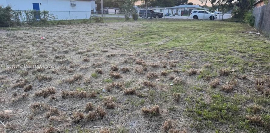 Propiedad comercial en Opa-locka, Florida № 2022153