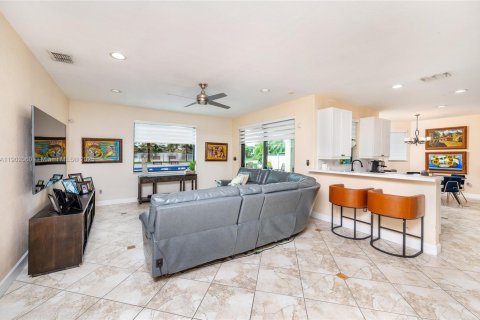 Casa en venta en Miami, Florida, 4 dormitorios, 240.52 m2 № 1953948 - foto 16