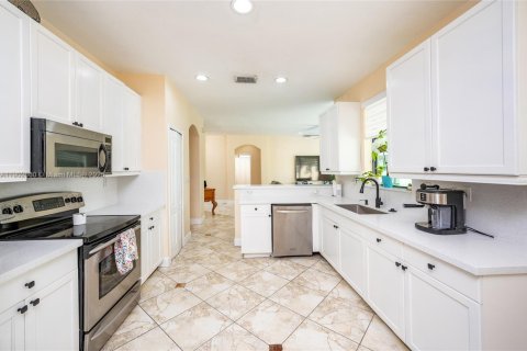 Casa en venta en Miami, Florida, 4 dormitorios, 240.52 m2 № 1953948 - foto 18