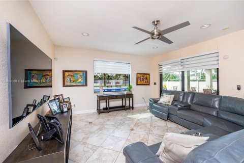 Casa en venta en Miami, Florida, 4 dormitorios, 240.52 m2 № 1953948 - foto 15