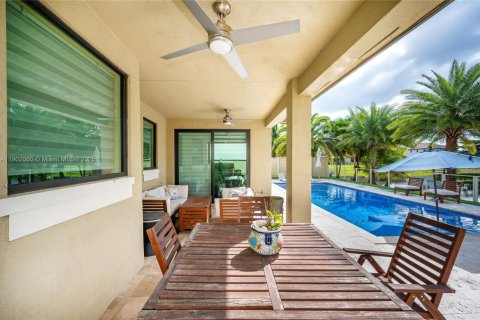 Casa en venta en Miami, Florida, 4 dormitorios, 240.52 m2 № 1953948 - foto 10