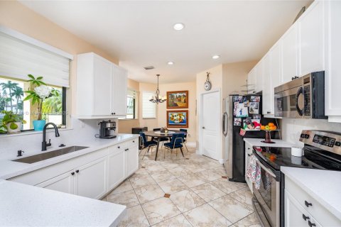 Casa en venta en Miami, Florida, 4 dormitorios, 240.52 m2 № 1953948 - foto 17