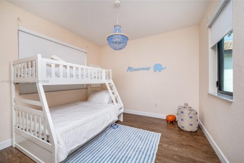 Casa en venta en Miami, Florida, 4 dormitorios, 240.52 m2 № 1953948 - foto 28