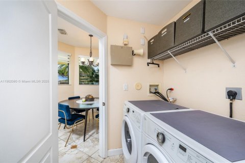 Casa en venta en Miami, Florida, 4 dormitorios, 240.52 m2 № 1953948 - foto 20