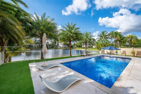 Casa en venta en Miami, Florida, 4 dormitorios, 240.52 m2 № 1953948 - foto 4