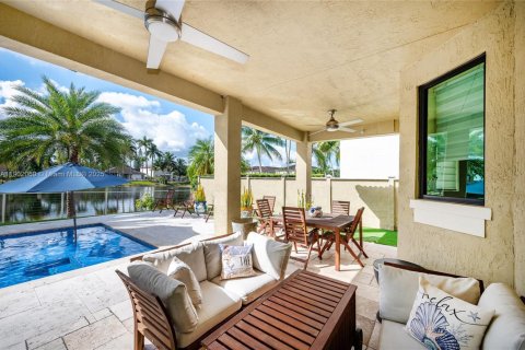 Casa en venta en Miami, Florida, 4 dormitorios, 240.52 m2 № 1953948 - foto 9