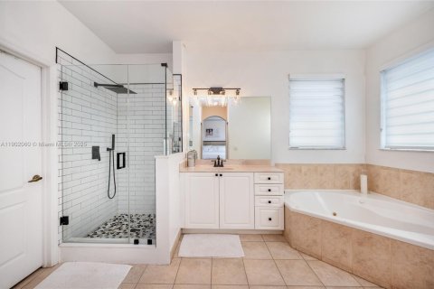 Casa en venta en Miami, Florida, 4 dormitorios, 240.52 m2 № 1953948 - foto 24
