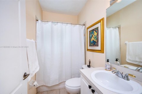 Casa en venta en Miami, Florida, 4 dormitorios, 240.52 m2 № 1953948 - foto 26