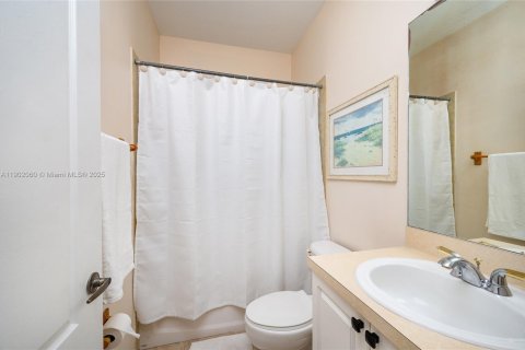 Casa en venta en Miami, Florida, 4 dormitorios, 240.52 m2 № 1953948 - foto 29