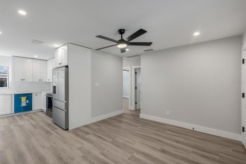 Villa ou maison à louer à Tampa, Floride: 2 chambres, 91.42 m2 № 2396024 - photo 4