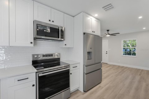 Villa ou maison à louer à Tampa, Floride: 2 chambres, 91.42 m2 № 2396024 - photo 8