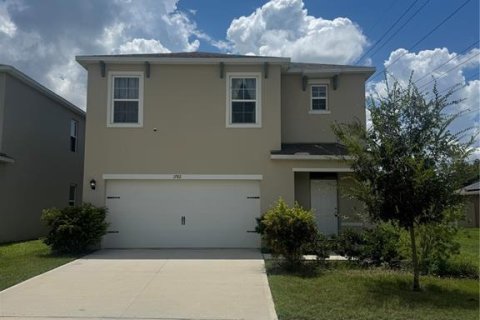 House in Eagle Lake, Florida 5 bedrooms, 234.3 sq.m. № 1915246 - photo 1