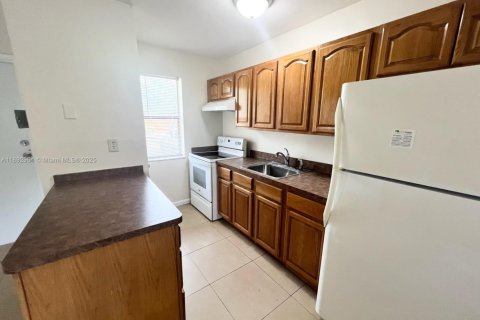 Copropriété à louer à Pompano Beach, Floride: 551.37 m2 № 1946694 - photo 1