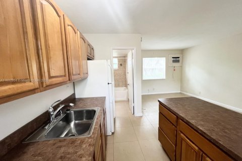 Copropriété à louer à Pompano Beach, Floride: 551.37 m2 № 1946694 - photo 2