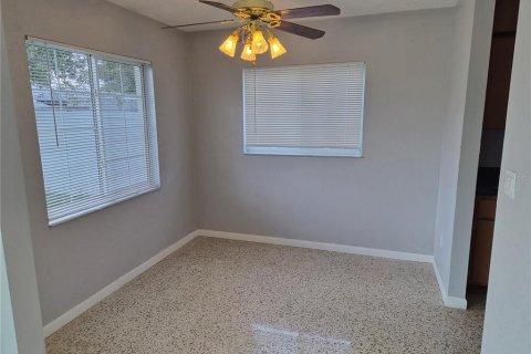 House in Pinellas Park, Florida 3 bedrooms, 135.27 sq.m. № 2390758 - photo 26
