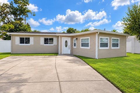 House in Pinellas Park, Florida 3 bedrooms, 135.27 sq.m. № 2390758