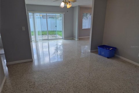 House in Pinellas Park, Florida 3 bedrooms, 135.27 sq.m. № 2390758 - photo 14