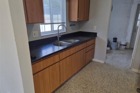 House in Pinellas Park, Florida 3 bedrooms, 135.27 sq.m. № 2390758 - photo 18