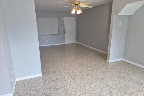 House in Pinellas Park, Florida 3 bedrooms, 135.27 sq.m. № 2390758 - photo 12