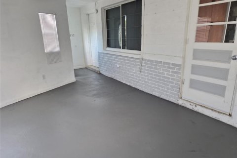 House in Pinellas Park, Florida 3 bedrooms, 135.27 sq.m. № 2390758 - photo 10
