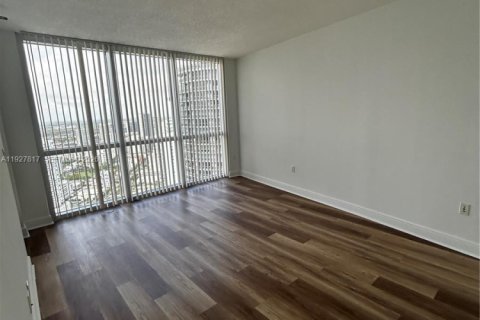 Condo in Miami, Florida, 2 bedrooms № 1991474 - photo 11