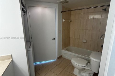 Condo in Miami, Florida, 2 bedrooms № 1991474 - photo 7