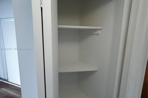 Condo in Miami, Florida, 2 bedrooms № 1991474 - photo 8