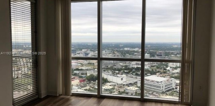 Кондоминиум с 2 спальнями в Майами, Флорида № 1991474