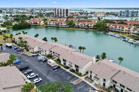 Condo in Treasure Island, Florida, 2 bedrooms № 2120011 - photo 17