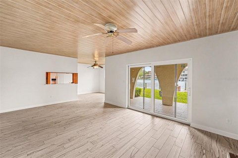 Condo in Treasure Island, Florida, 2 bedrooms № 2120011 - photo 2