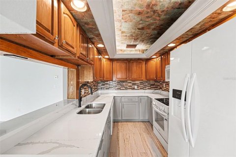 Condo in Treasure Island, Florida, 2 bedrooms № 2120011 - photo 6