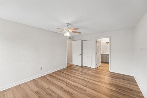Condo in Treasure Island, Florida, 2 bedrooms № 2120011 - photo 8