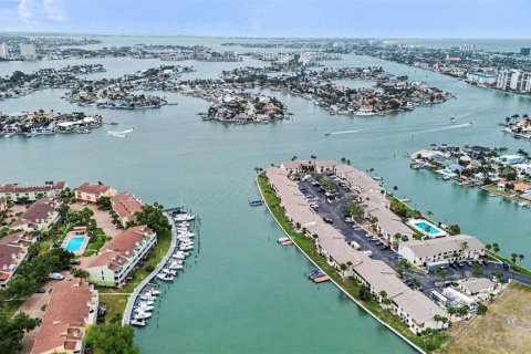Condo in Treasure Island, Florida, 2 bedrooms № 2120011 - photo 18