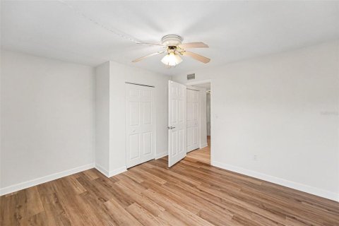 Condo in Treasure Island, Florida, 2 bedrooms № 2120011 - photo 10