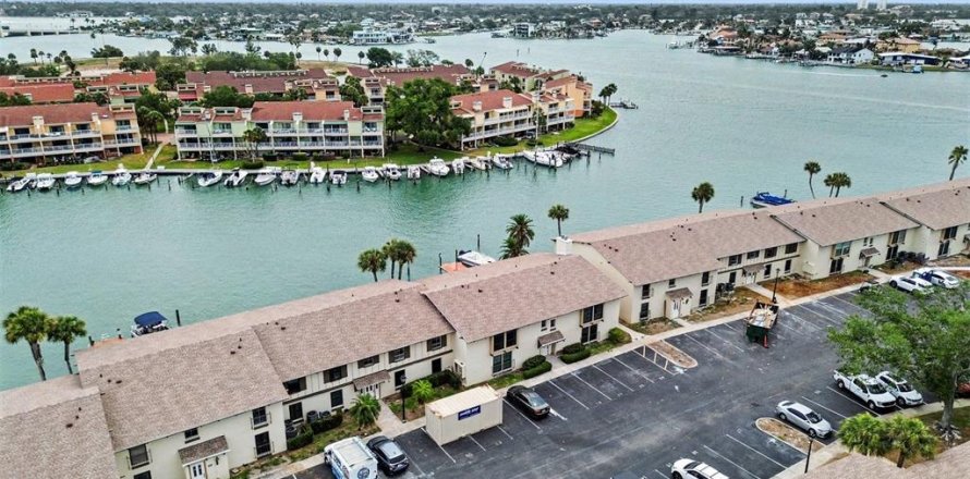 Condo in Treasure Island, Florida, 2 bedrooms № 2120011