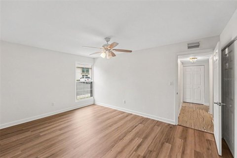 Condo in Treasure Island, Florida, 2 bedrooms № 2120011 - photo 7