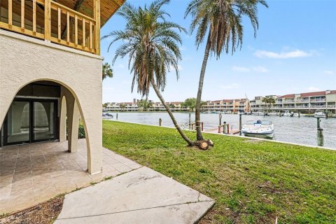 Condo in Treasure Island, Florida, 2 bedrooms № 2120011 - photo 15