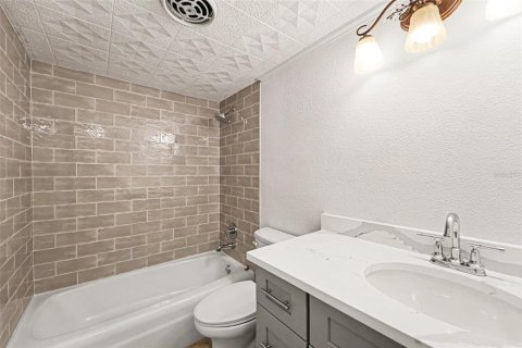 Condo in Treasure Island, Florida, 2 bedrooms № 2120011 - photo 12